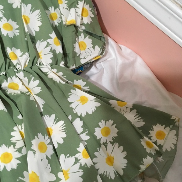 Cherie Bliss Flowing Asymmetrical Blouse. Daisy print.
Onesize fits most. US 14 - Picture 4 of 6